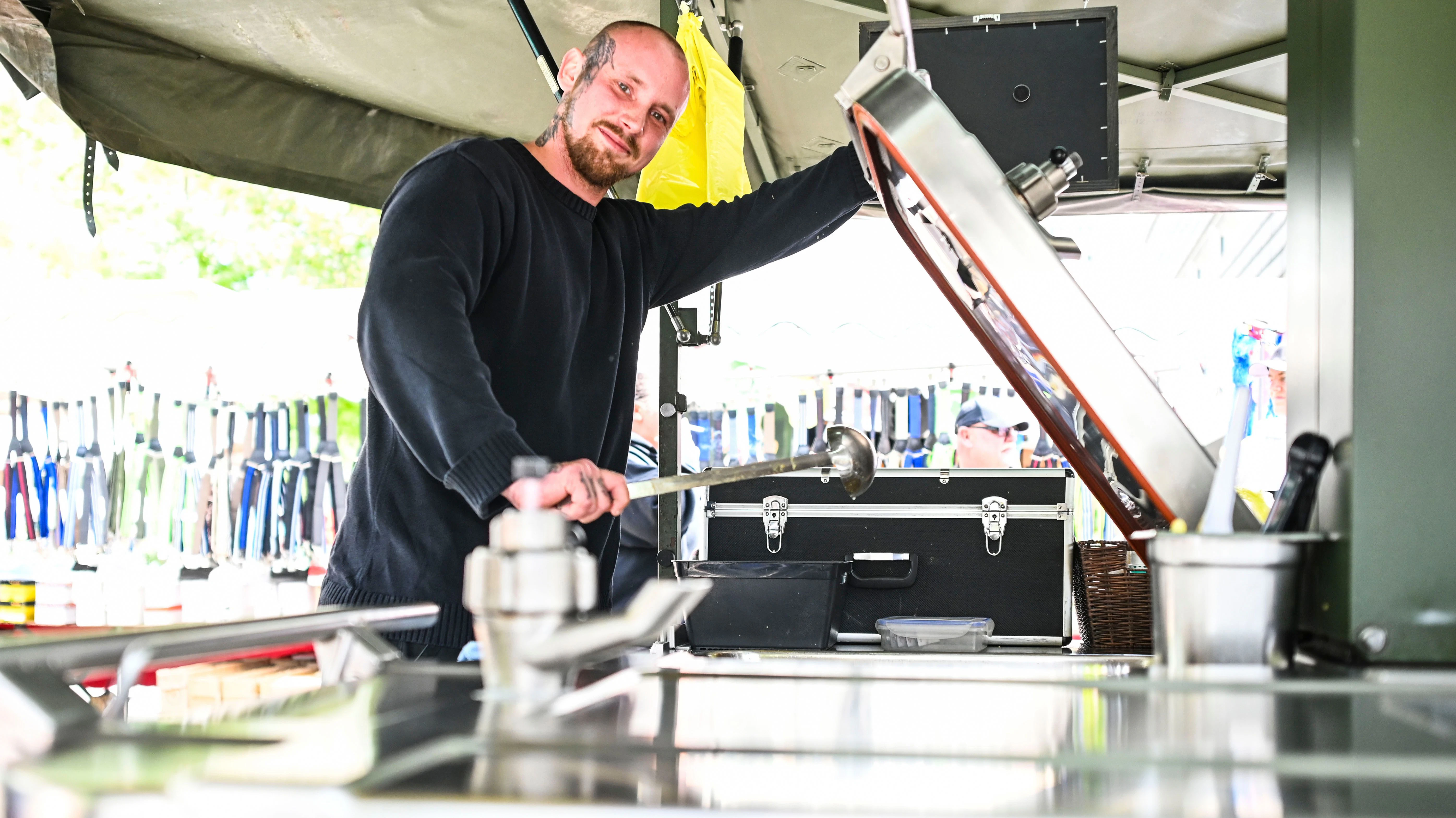 Erik Fehlberg verkauft zweimal wöchentlich Suppe auf dem kleinen Markt in Lichtenberg.
