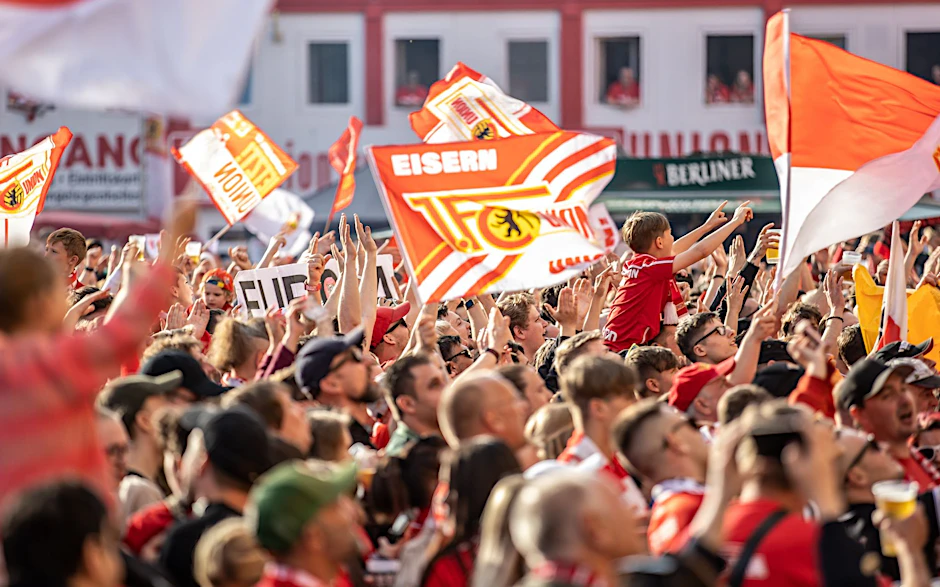Die Fans jubeln ihrer Mannschaft vom 1. FC Union Berlin zu.  