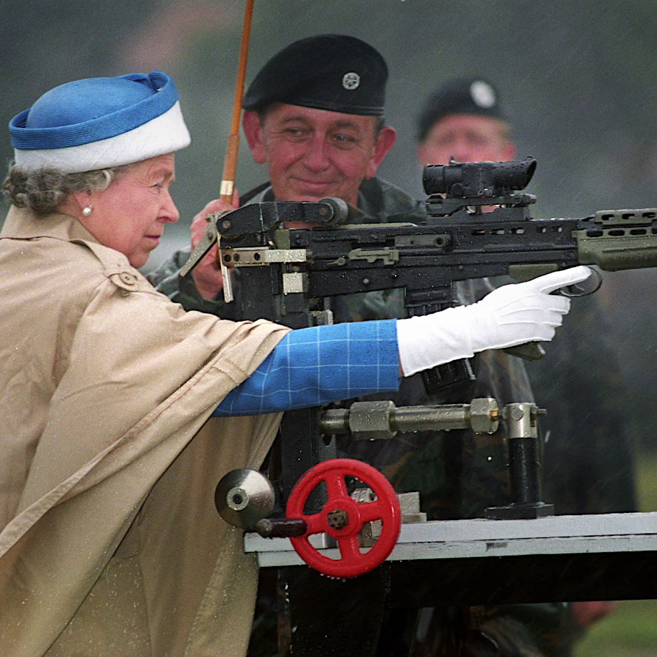 Nicht alles ist so, wie es scheint im Hause Windsor …&nbsp;Die Queen bei einer Waffenschau im Jahr 1993.