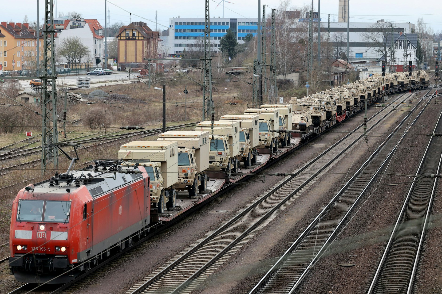 Bahn frei für das Militär. Ein Zug mit Fahrzeugen der amerikanischen Armee unterwegs nach Osten.