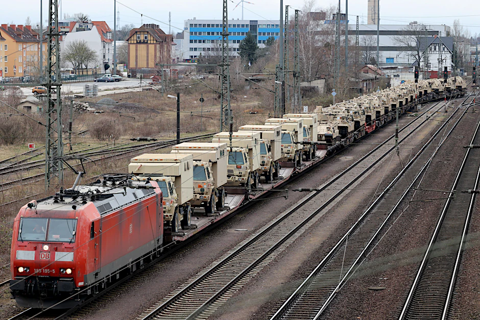Bahn frei für das Militär. Ein Zug mit Fahrzeugen der amerikanischen Armee unterwegs nach Osten.
