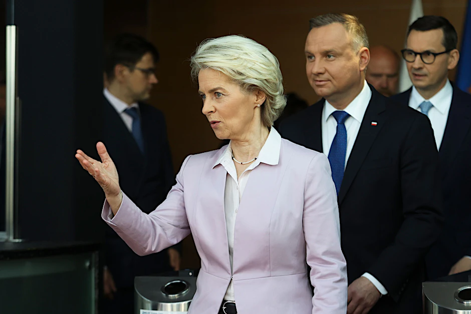 Ursula von der Leyen, Präsidentin der Europäischen Kommission, Andrzej Duda, Präsident von Polen, und Mateusz Morawiecki, Ministerpräsident von Polen, im Belweder Palast (v. l. n. r.)