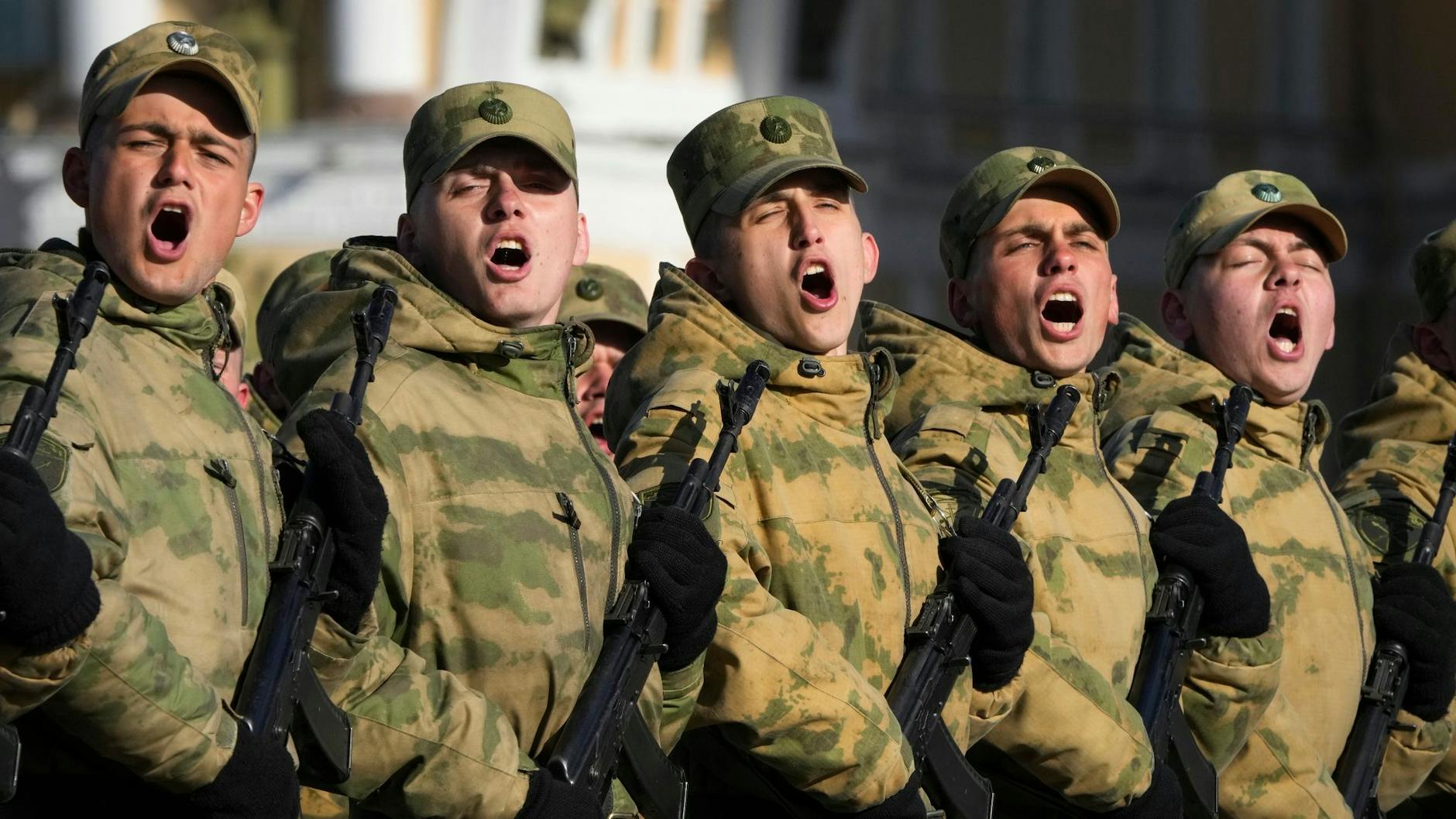 Russische Soldaten marschieren während einer Probe für die Militärparade zum Tag des Sieges in St. Petersburg. Die Militärparade findet am 9. Mai am Palastplatz statt, um den 77. Jahrestag des Sieges im Zweiten Weltkrieg zu feiern.