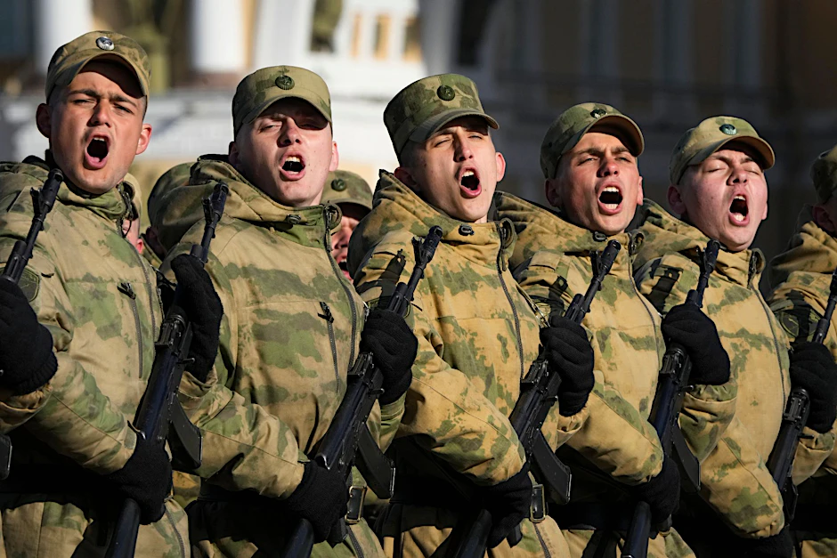 Russische Soldaten marschieren während einer Probe für die Militärparade zum Tag des Sieges in St. Petersburg. Die Militärparade findet am 9. Mai am Palastplatz statt, um den 77. Jahrestag des Sieges im Zweiten Weltkrieg zu feiern. 