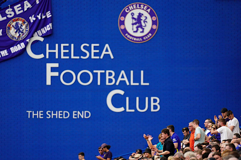 ARCHIV - Die Übernahme des englischen Fußball-Erstligisten FC Chelsea ist perfekt.  