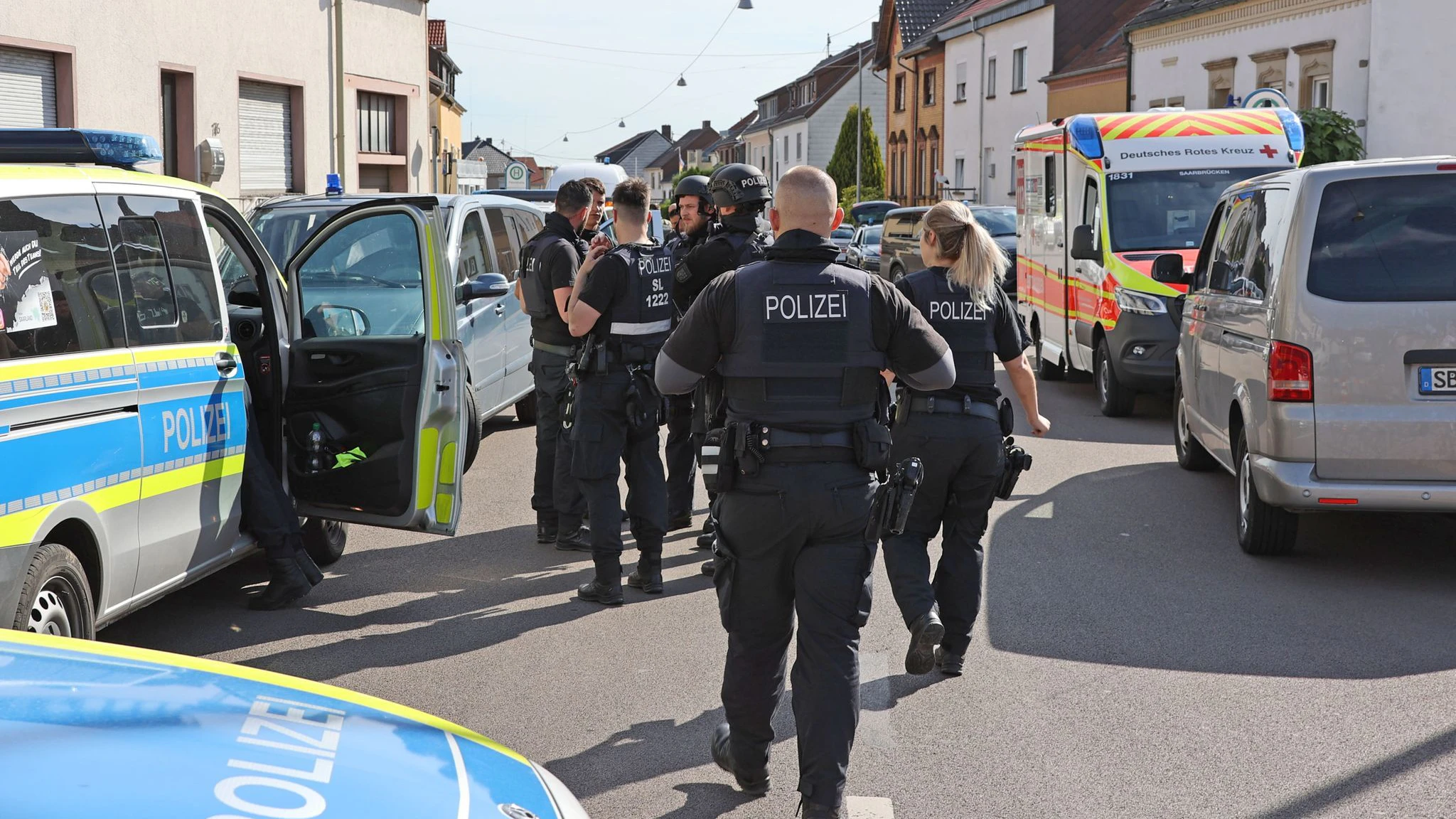 Polizisten nahe des Einsatzortes an der Wilhelmsstraße in Saarbrücken-Klarenthal.