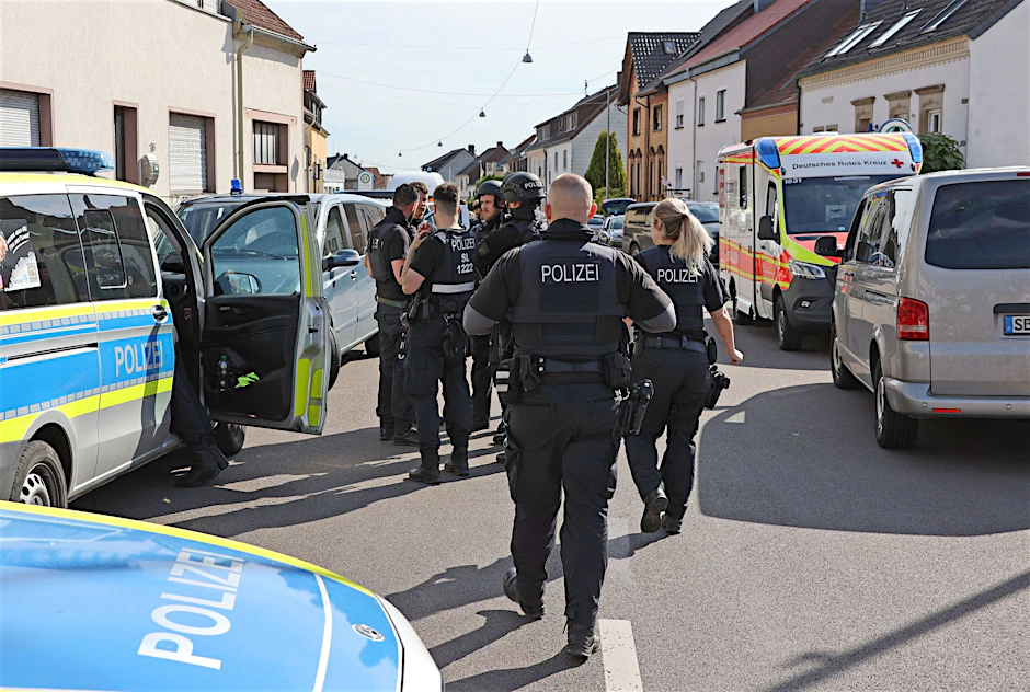 Polizisten nahe des Einsatzortes an der Wilhelmstraße in Saarbrücken-Klarenthal