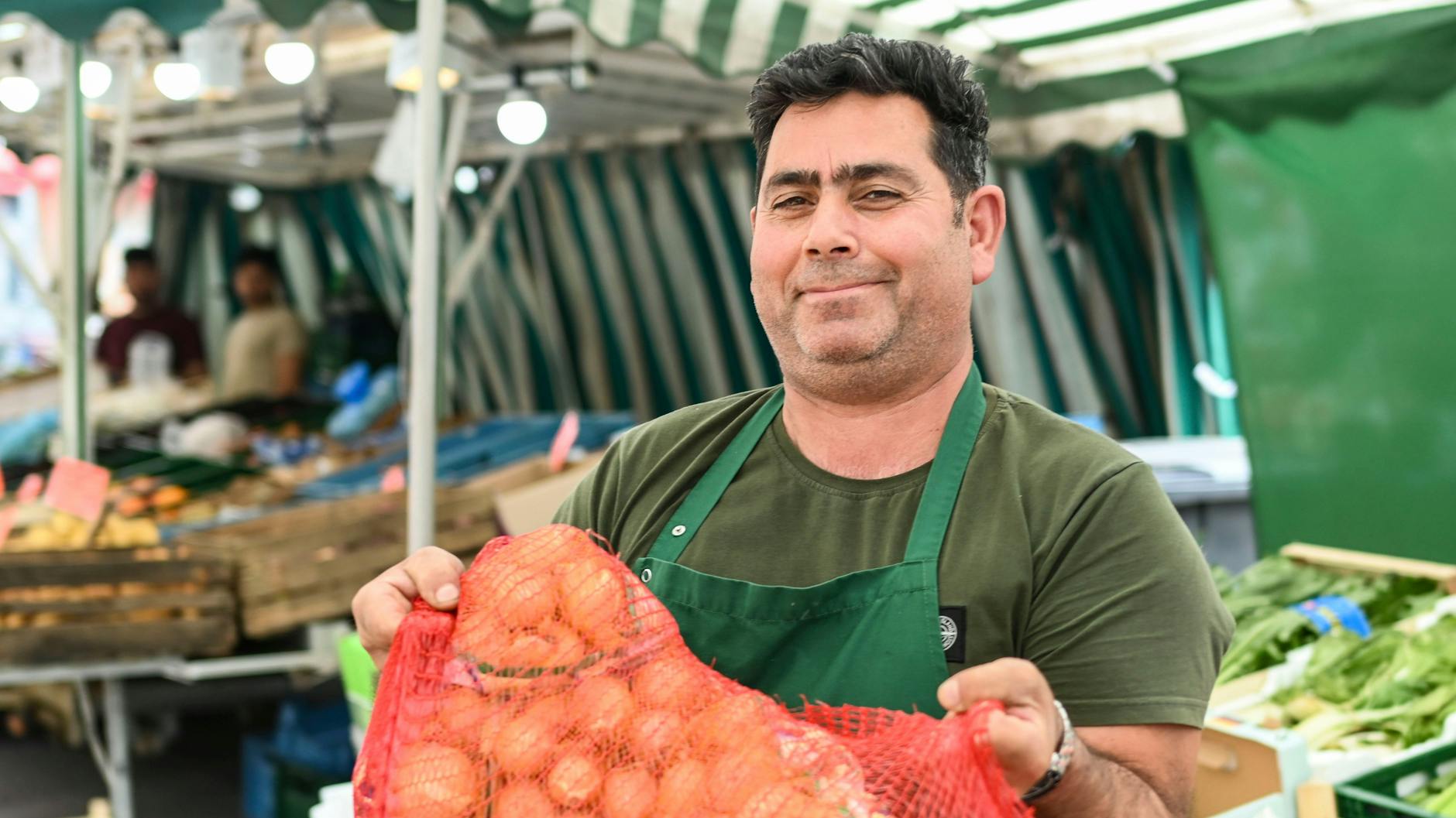 Kohraman Kescin ist Markthändler in Lichtenberg.
