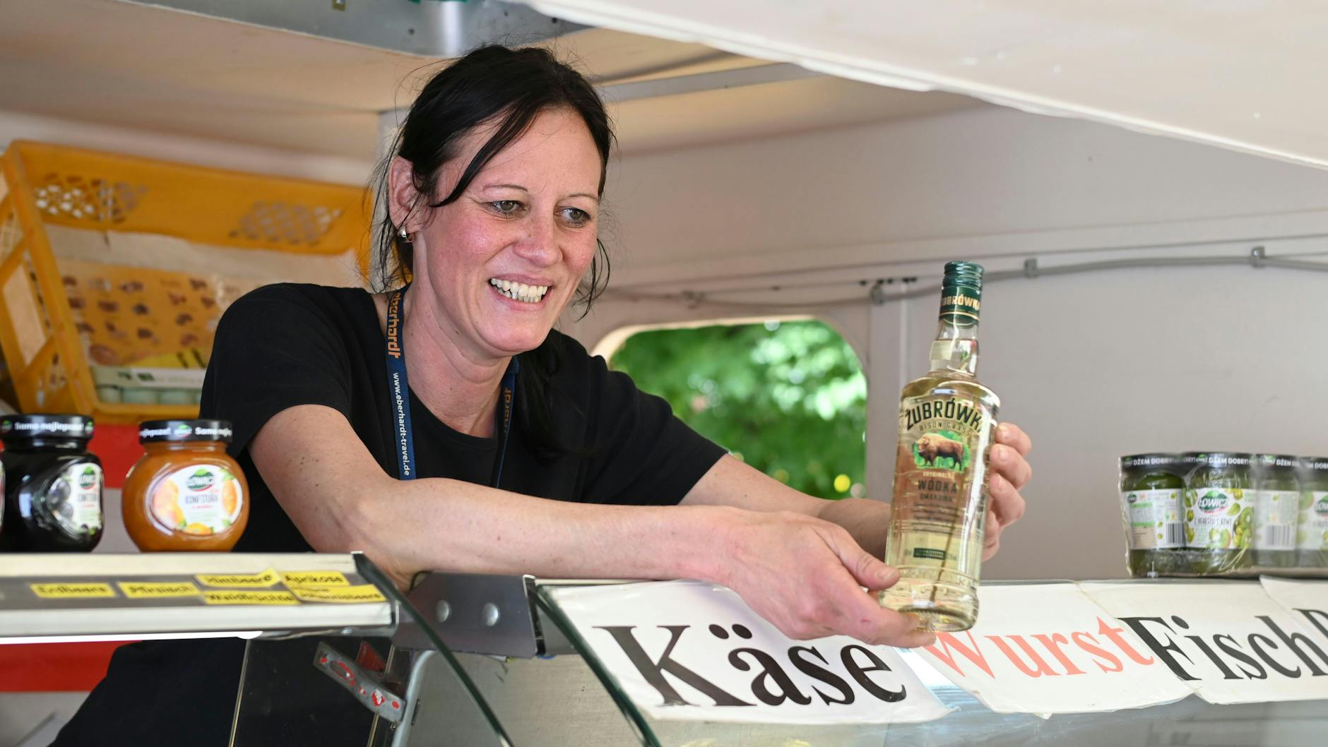 Bianca Wojtalewicz an ihrem polnischen Stand auf dem kleinen Markt in Lichtenberg. Wodka mit Bisongras kostet hier 7,90 Euro.