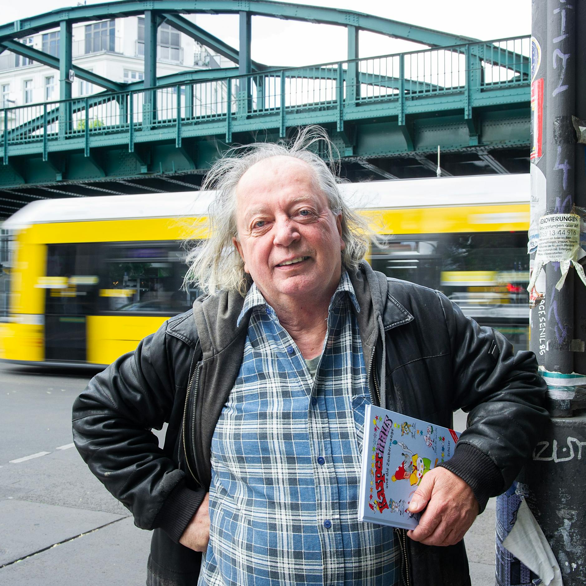 Berlin, Ecke Schönhauser. Der Dichter, der seit 50 Jahren von hier aus die Menschen im Kiez beobachtet