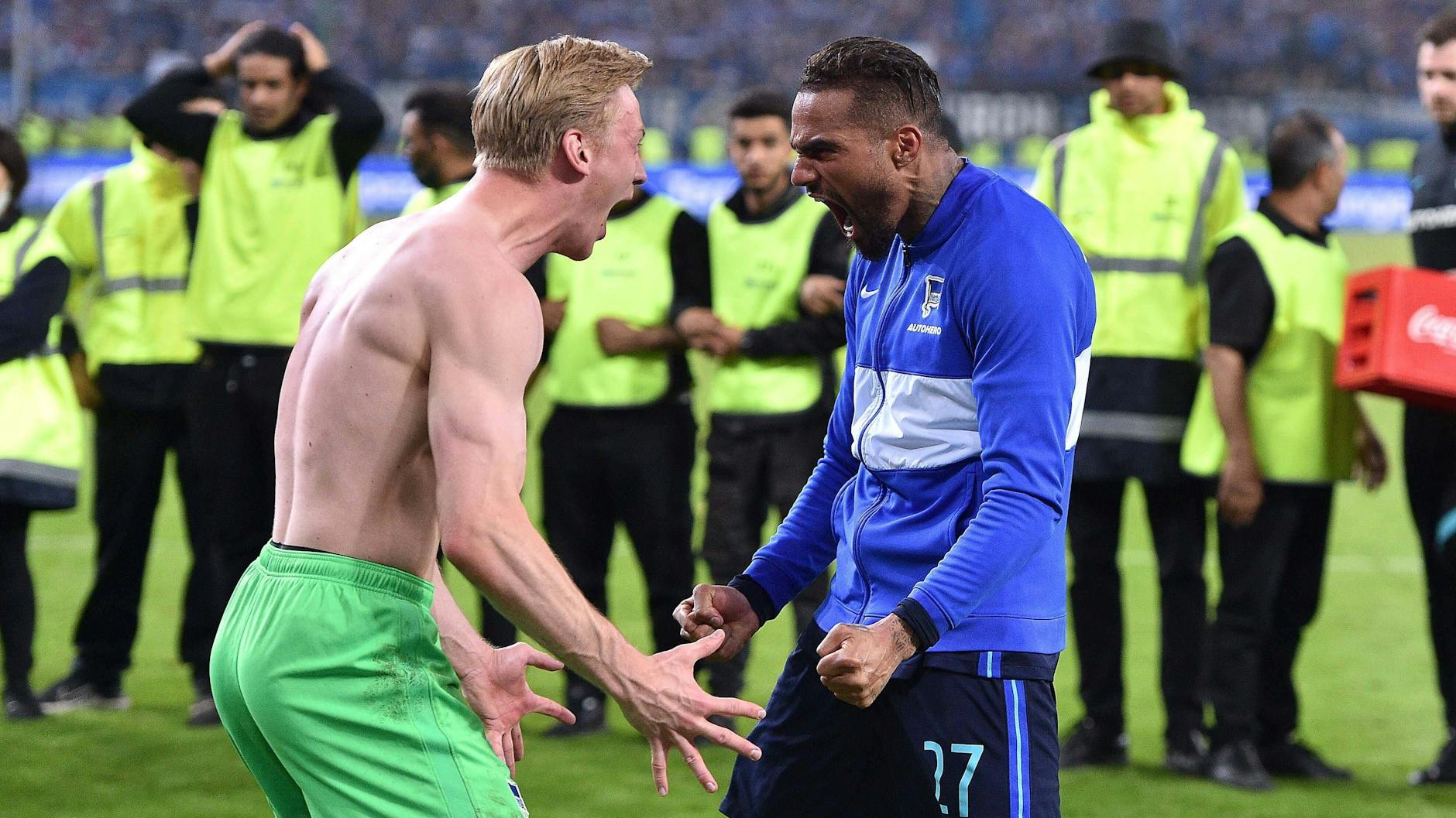 Prince Boateng (35) feierte den Klassenerhalt mit Hertha BSC gemeinsam mit Torhüter Oliver Christensen. Ob der Routinier auch unter Trainer Sandro Schwarz bleibt, ist noch offen.