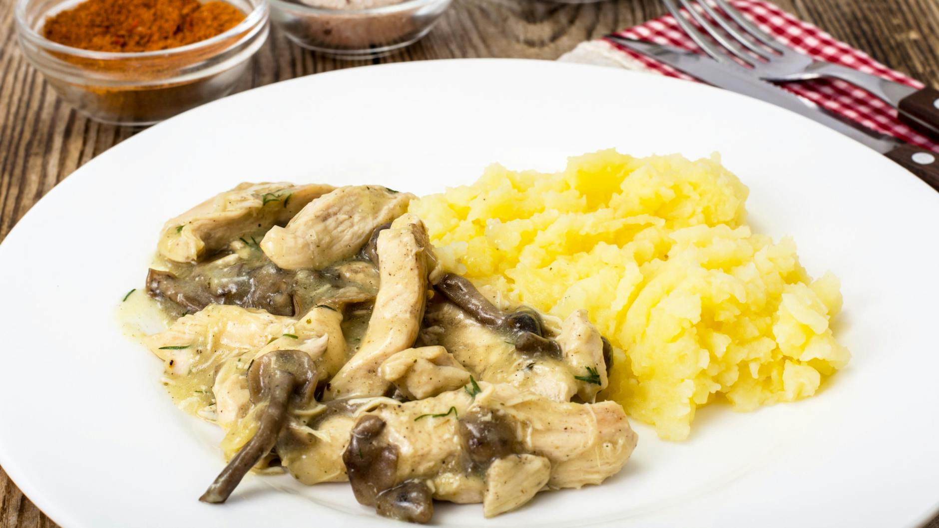 Zum Geschnetzelten passen Nudeln, Reis, Spätzle oder Kartoffelbrei - erlaubt ist, was schmeckt. Das Rezept kann beliebig mit Beilagen kombiniert werden.