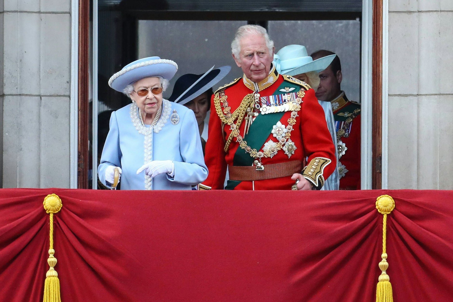 Queen Elizabeth mit ihrem Sohn Prinz Charles.