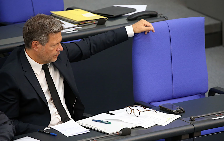 Bundeswirtschaftsminister Robert Habeck (Bündnis90/Grüne) verfolgt im Bundestag die Debatte über den Etat seines Ministeriums.   - ACHTUNG: Unterlagen gepixelt
