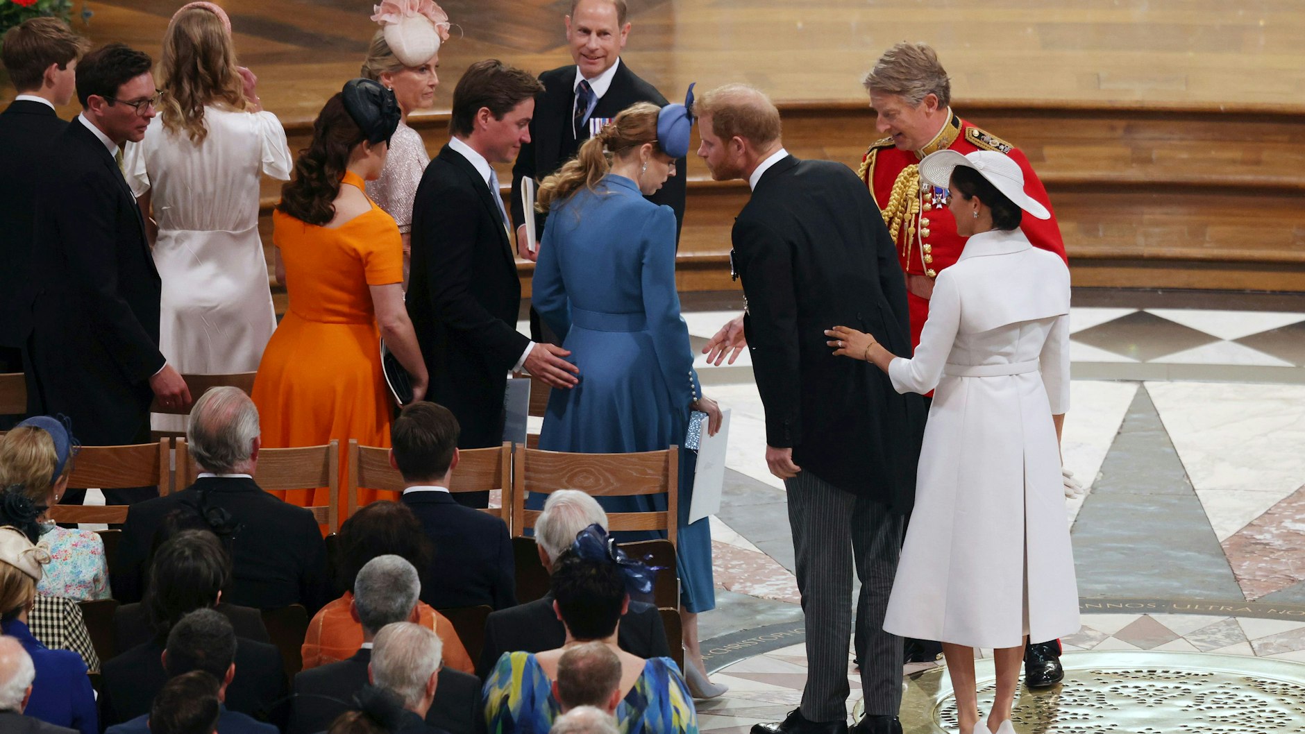 Harry und Meghan setzen sich zu Eugenie, Beatrice und ihren Männern.