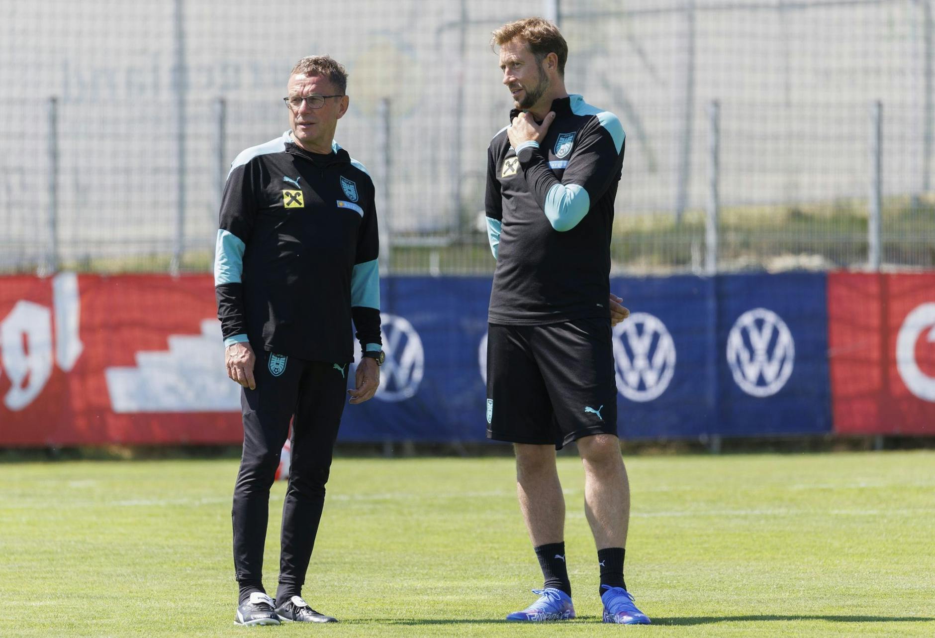 Ralf Rangnick, Nationaltrainer Österreichs und Co-Trainer Lars Kornetka stehen bei einer Trainingseinheit auf dem Platz.  