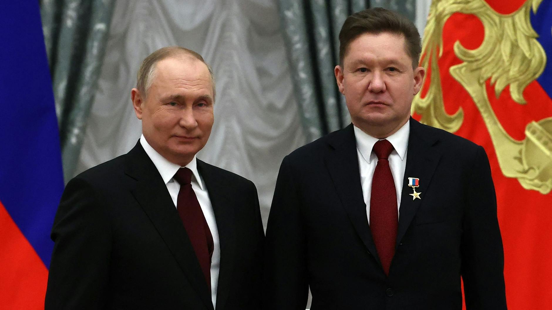 Präsident Putin posiert am 2. Februar 2022 neben Gazprom-CEO Alexei Miller, nachdem er ihm den Titel „Held der Arbeit der Russischen Föderation“ verliehen hat.