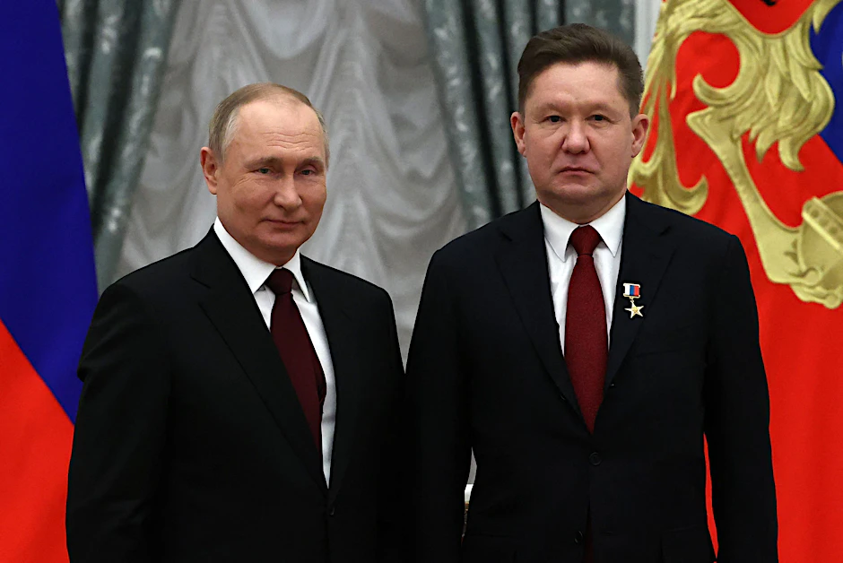 Präsident Putin posiert am 2. Februar 2022 neben Gazprom-CEO Alexei Miller, nachdem er ihm den Titel „Held der Arbeit der Russischen Föderation“ verliehen hat.