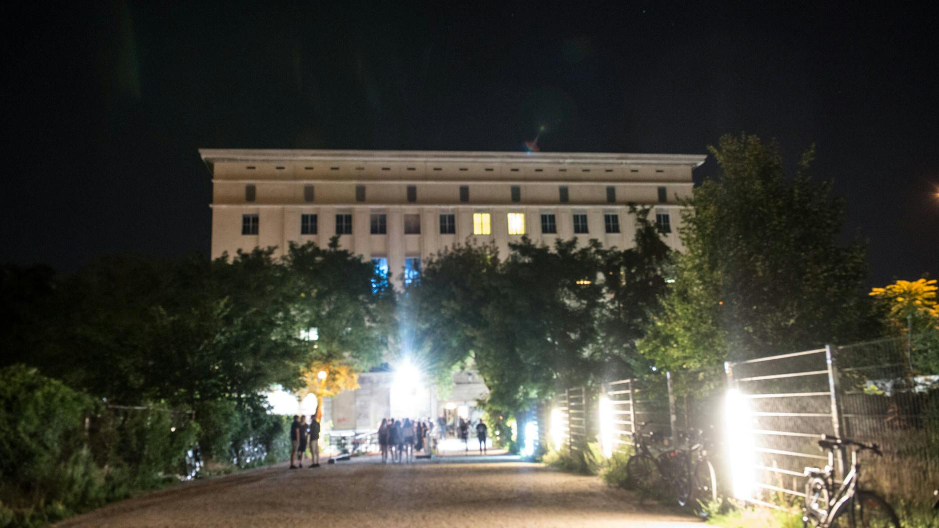 Rein oder nicht rein? Im Zweifel natürlich immer rein, in diesen großartigen Club. Panik ist dabei immer ein schlechter Begleiter.