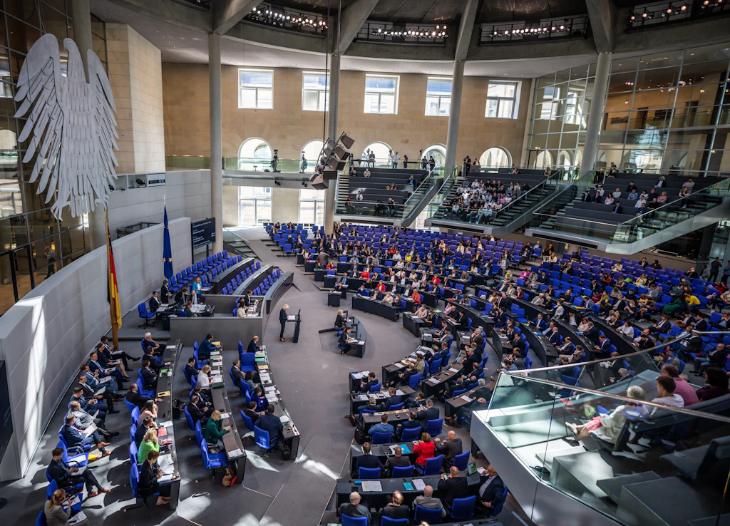Bundeswehr-Aufrüstung: Bundestag stimmt für Grundgesetzänderung