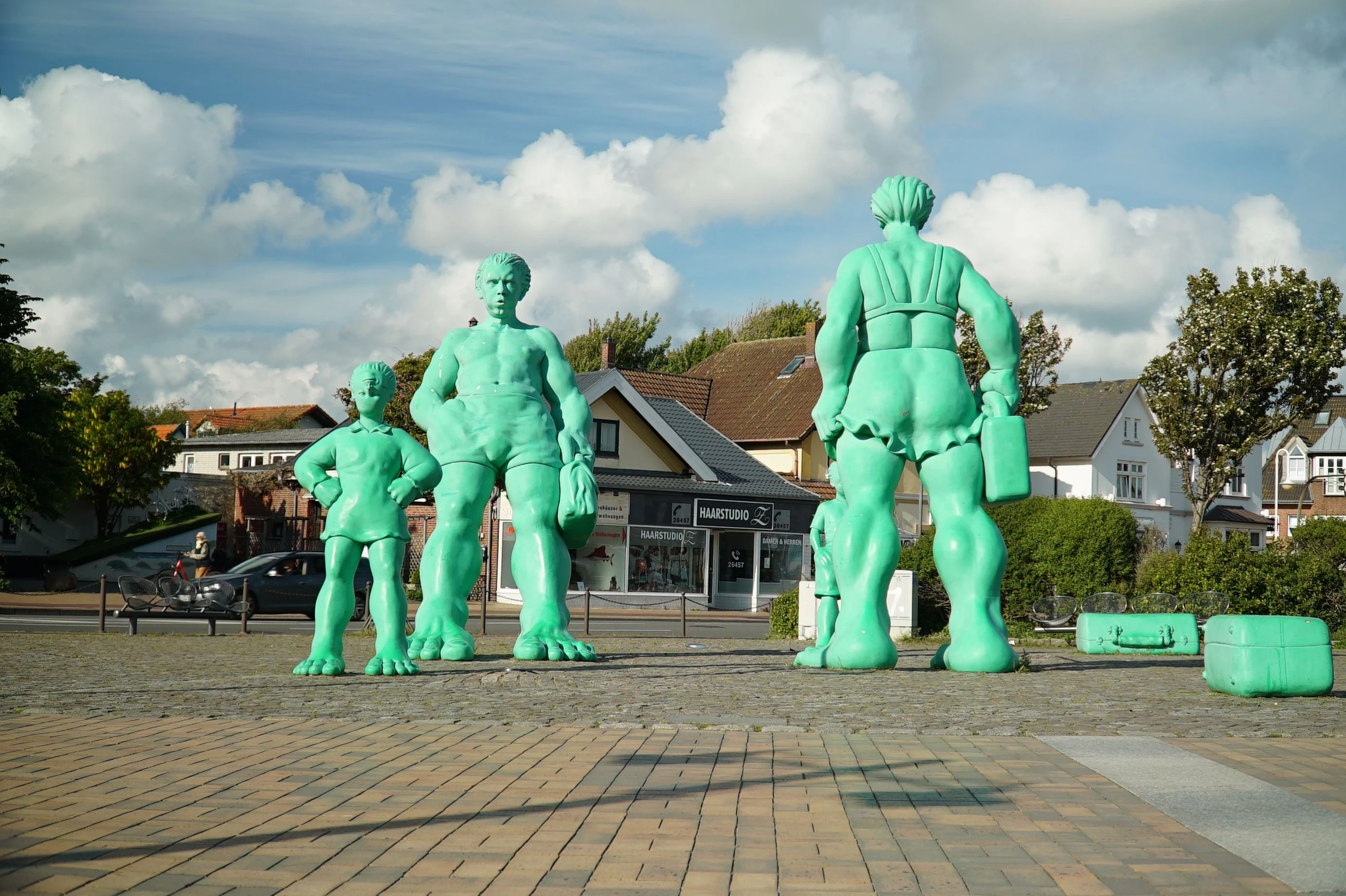 Die „Reisenden Riesen im Wind“ am Bahnhof von Westerland.