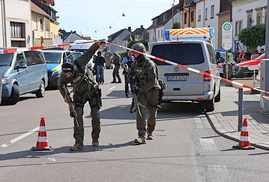 In Saarbrücken-Klarenthal ist am Freitagmorgen ein Polizeibeamter durch Schüsse verletzt worden.