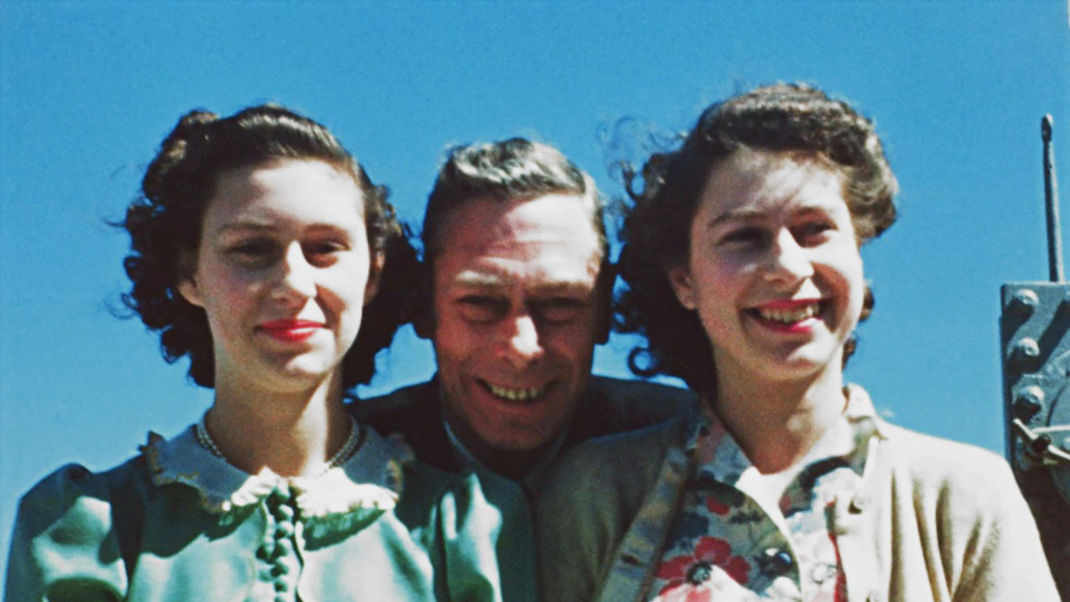 Im Schatten der Schwester: Prinzessin Margaret (l.) und Prinzessin Elizabeth mit ihrem Vater König Georg VI.