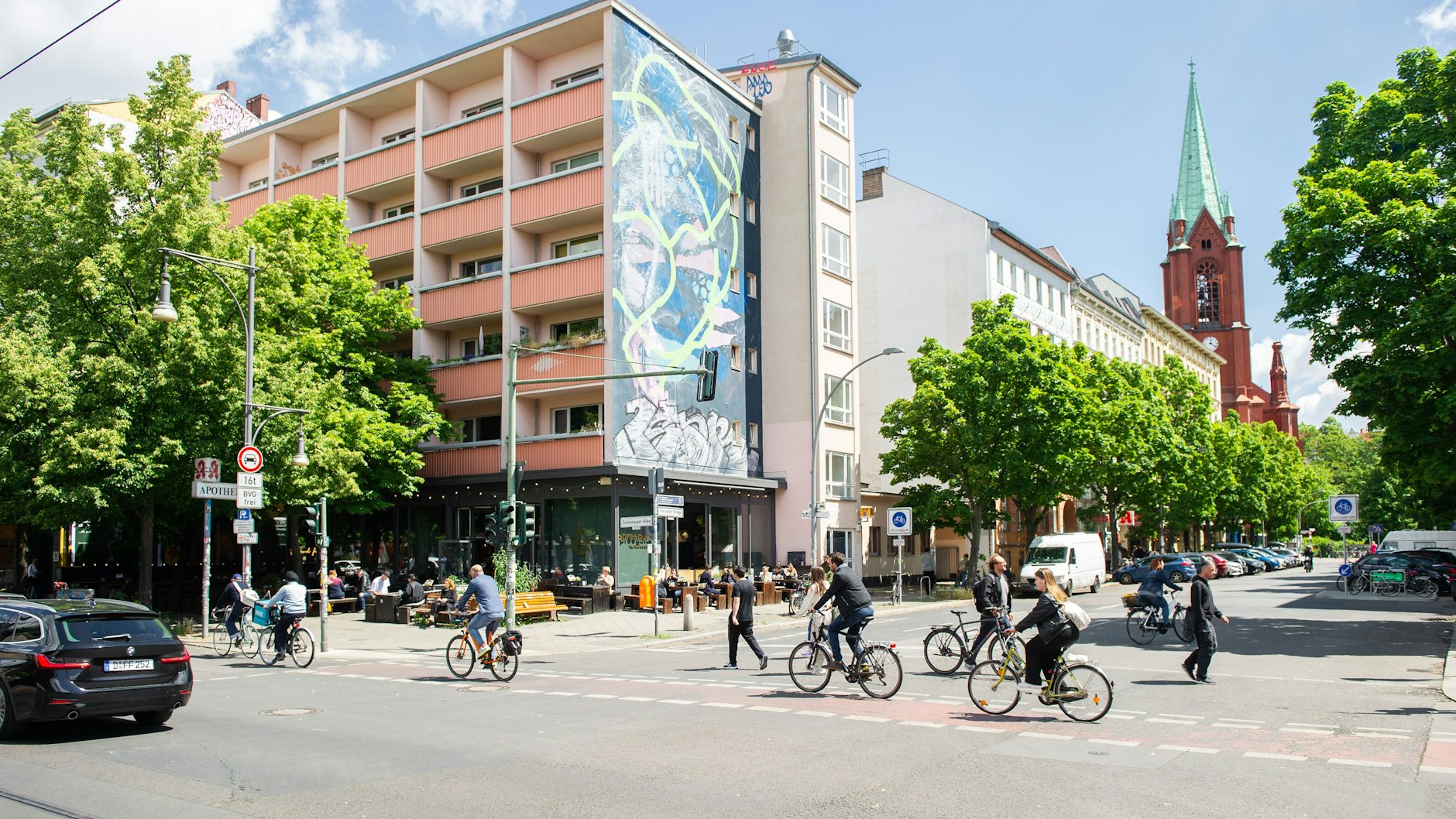 Wo sich heute das Café Spreegold&nbsp; befindet, war früher ein Lebensmittelladen. Die Häuser sind noch die gleichen.