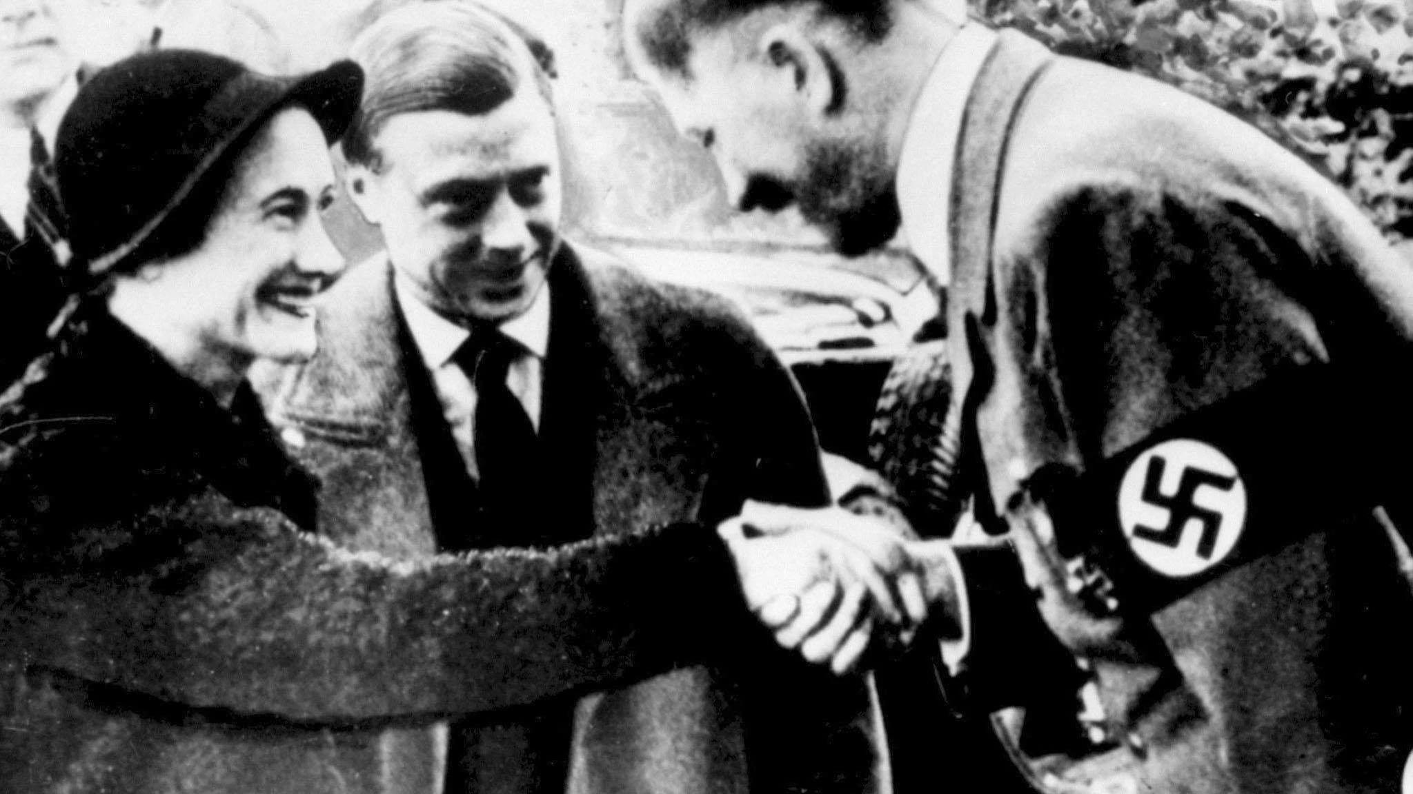Elizabeths Onkel Edward, Herzog von Windsor und Ehefrau Wallis Simpson werden von Adolf Hitler am 22.10.1937 auf dessen Berghof am Obersalzberg empfangen.
