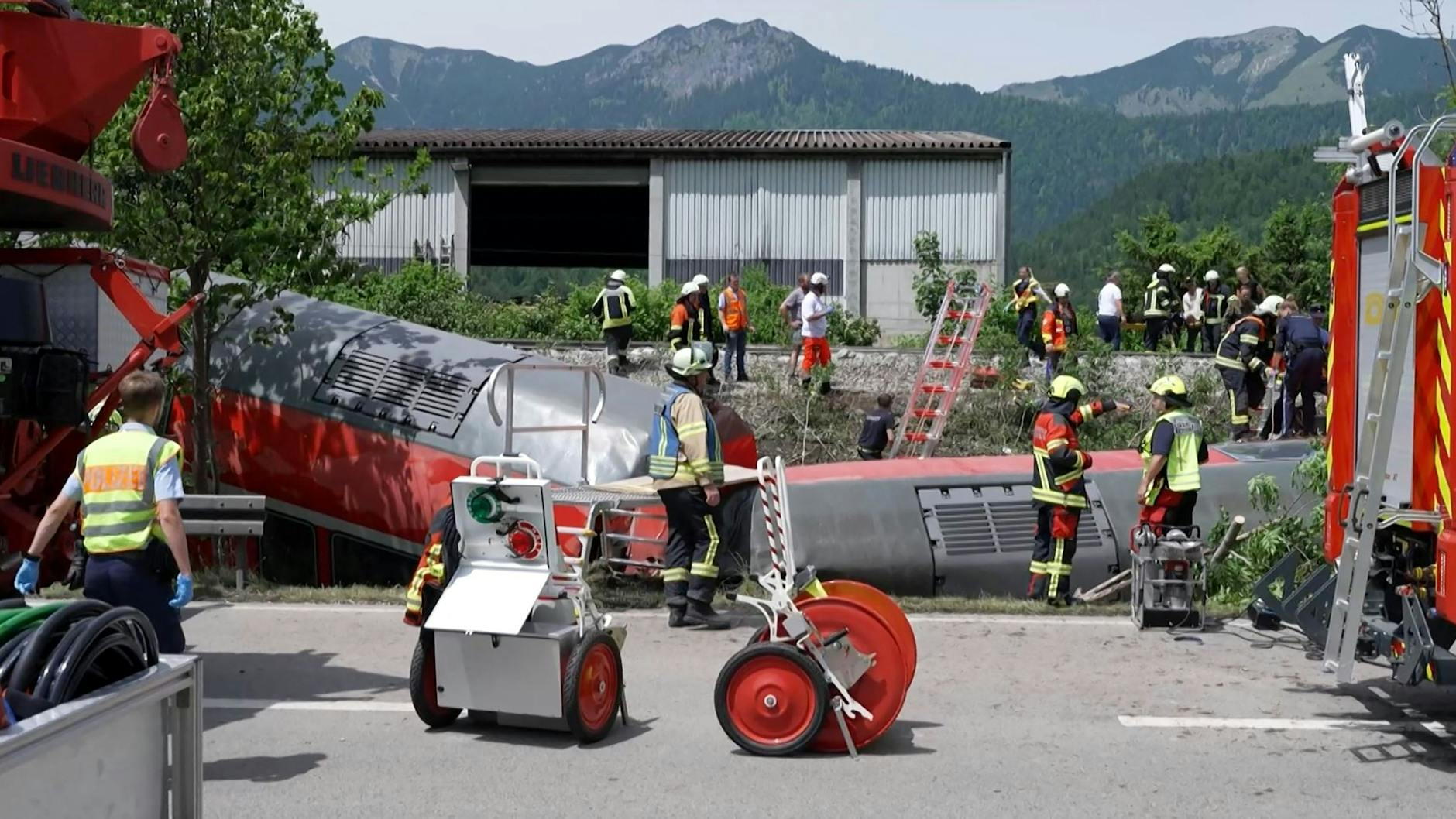 Rettungskräfte am Ort des Zugunglücks nahe Garmisch-Partenkirchen