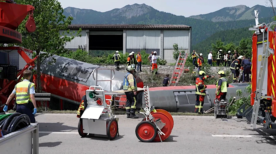 Rettungskräfte am Ort des Zugunglücks nahe Garmisch-Partenkirchen