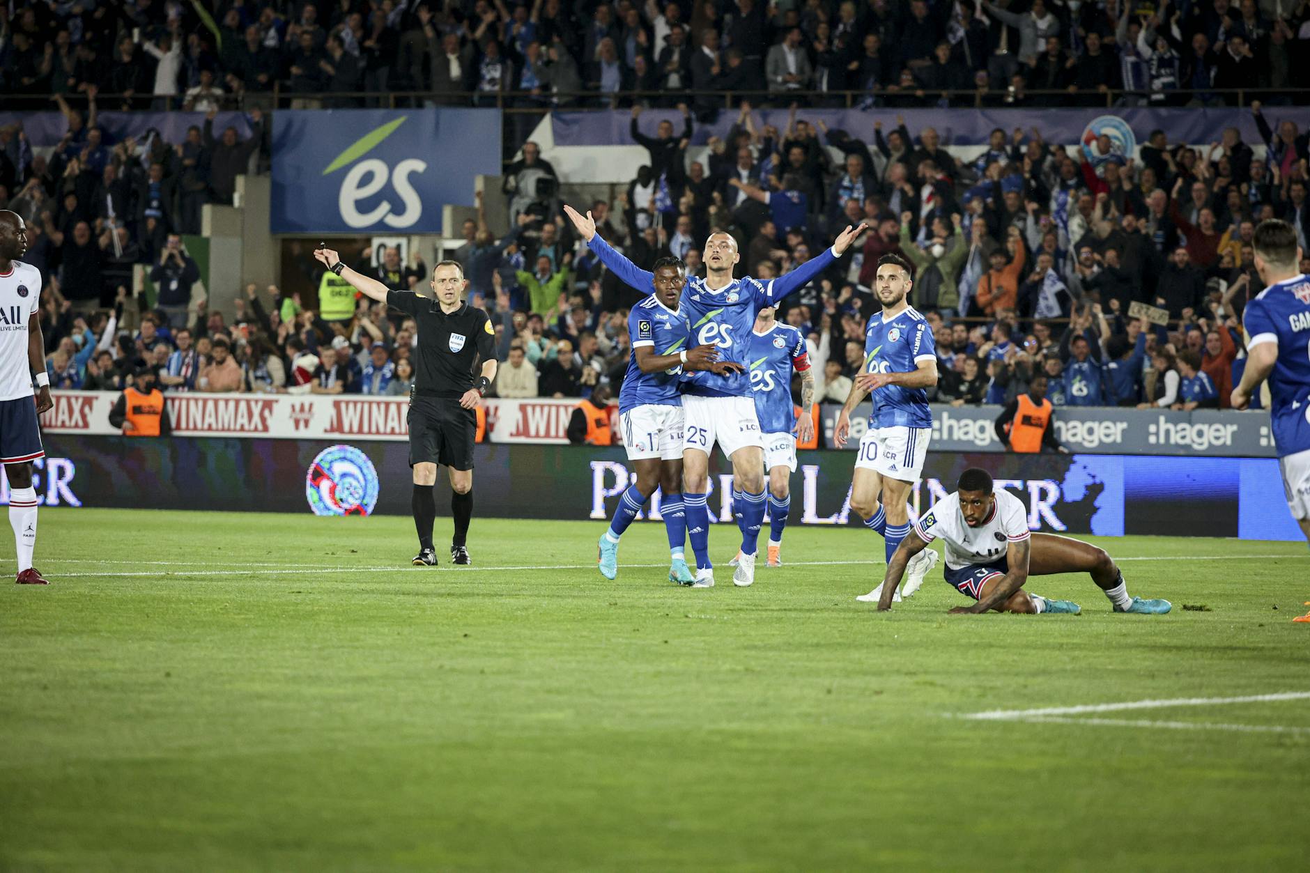 Ludovic Ajorque (M.) schoss Straßburg in der Ligue 1 mit seinen Toren auf Platz 6 und soll damit Hertha BSC und Fredi Bobic auf den Plan rufen.