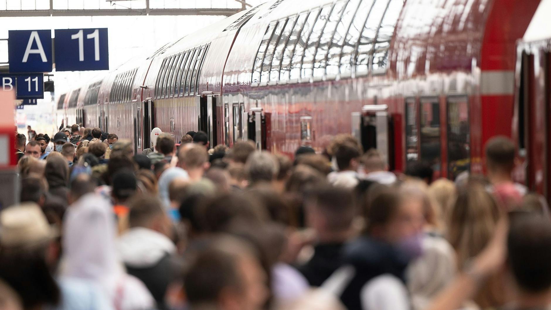 Fahrgäste stehen dicht gedrängt am Frankfurter Hauptbahnhof an einer Regionalbahn.