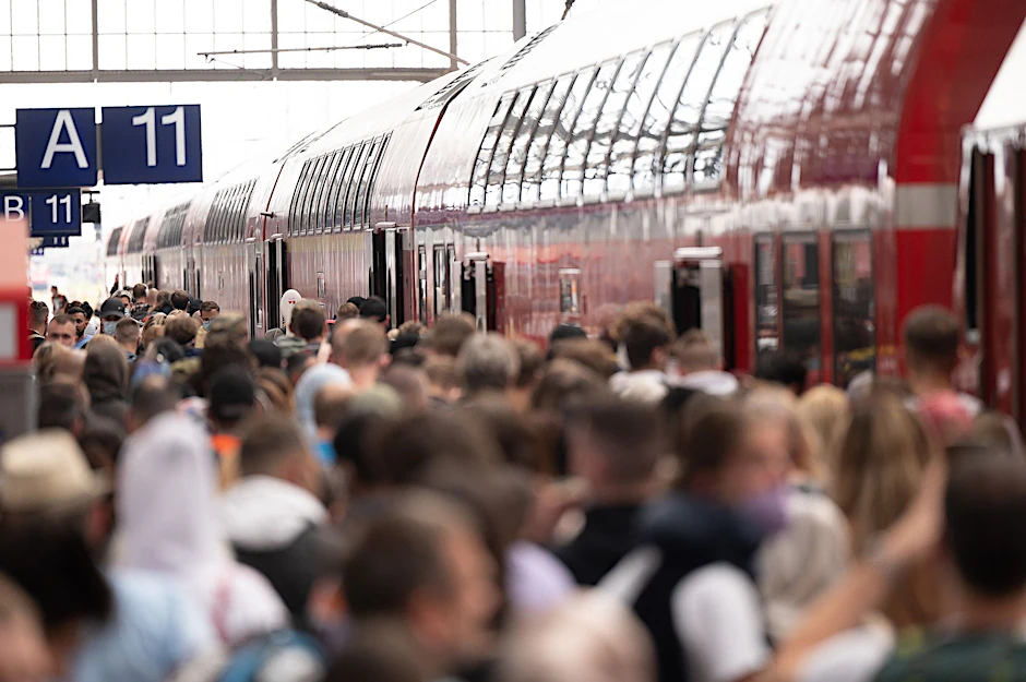 Fahrgäste stehen dicht gedrängt am Frankfurter Hauptbahnhof an einer Regionalbahn.