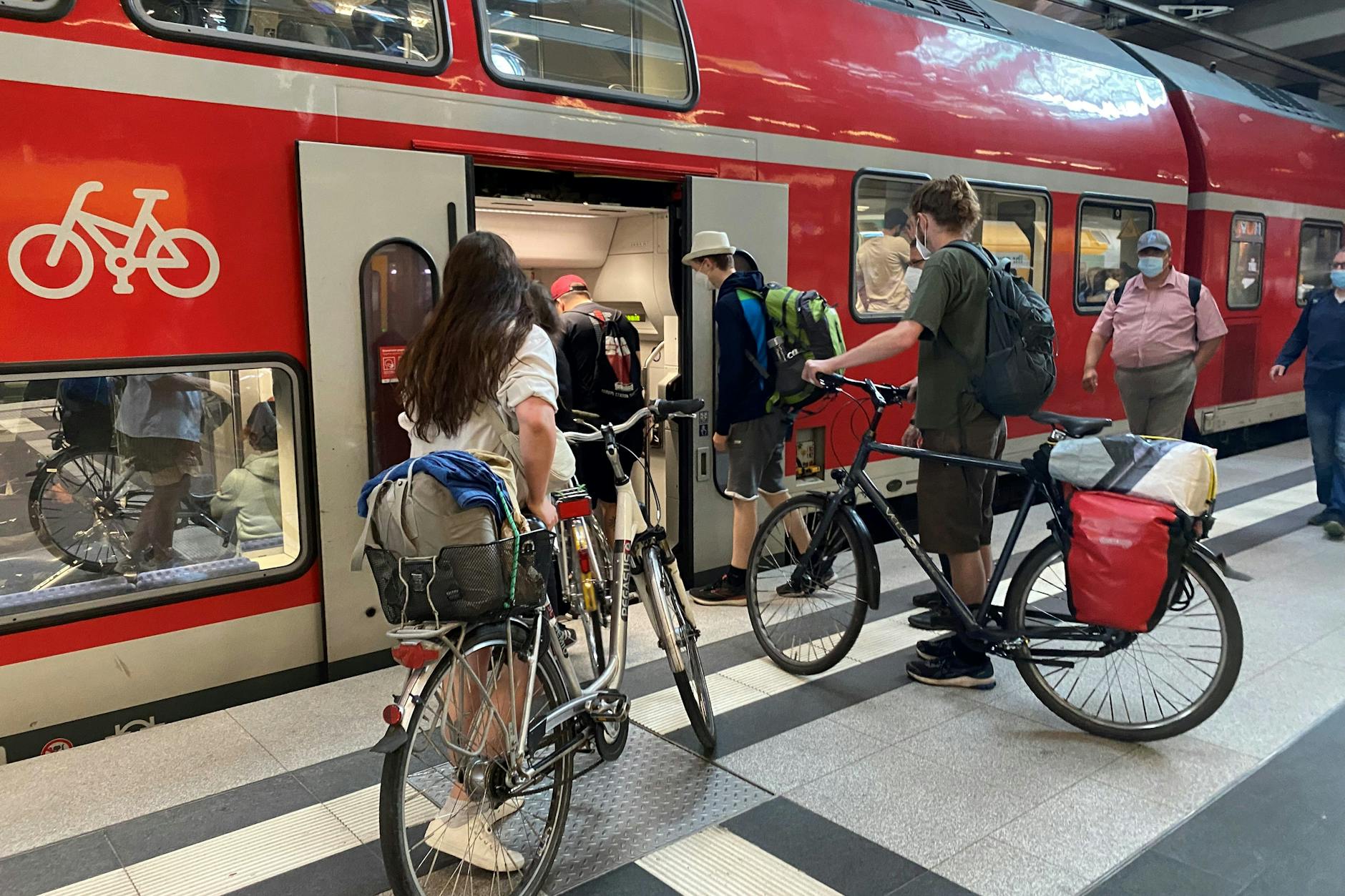 Fahrgäste mit Fahrrädern steigen im Berliner Hauptbahnhof in den Regionalexpress RE5 nach Rostock. Auf der Route ans Meer war schon immer viel los, aber bisher hat das kaum interessiert.