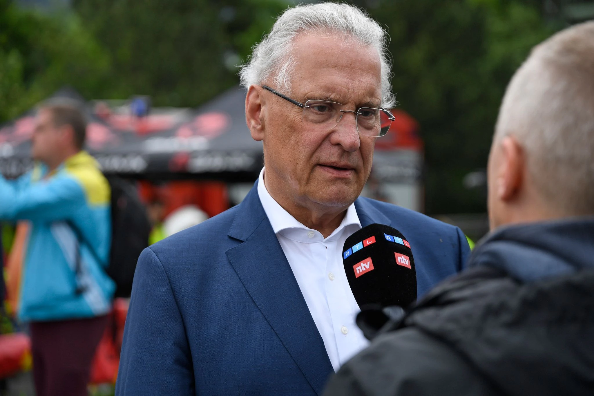 Der bayerische Innenminister Joachim Herrmann spricht am Unglücksort mit Pressevertretern.  