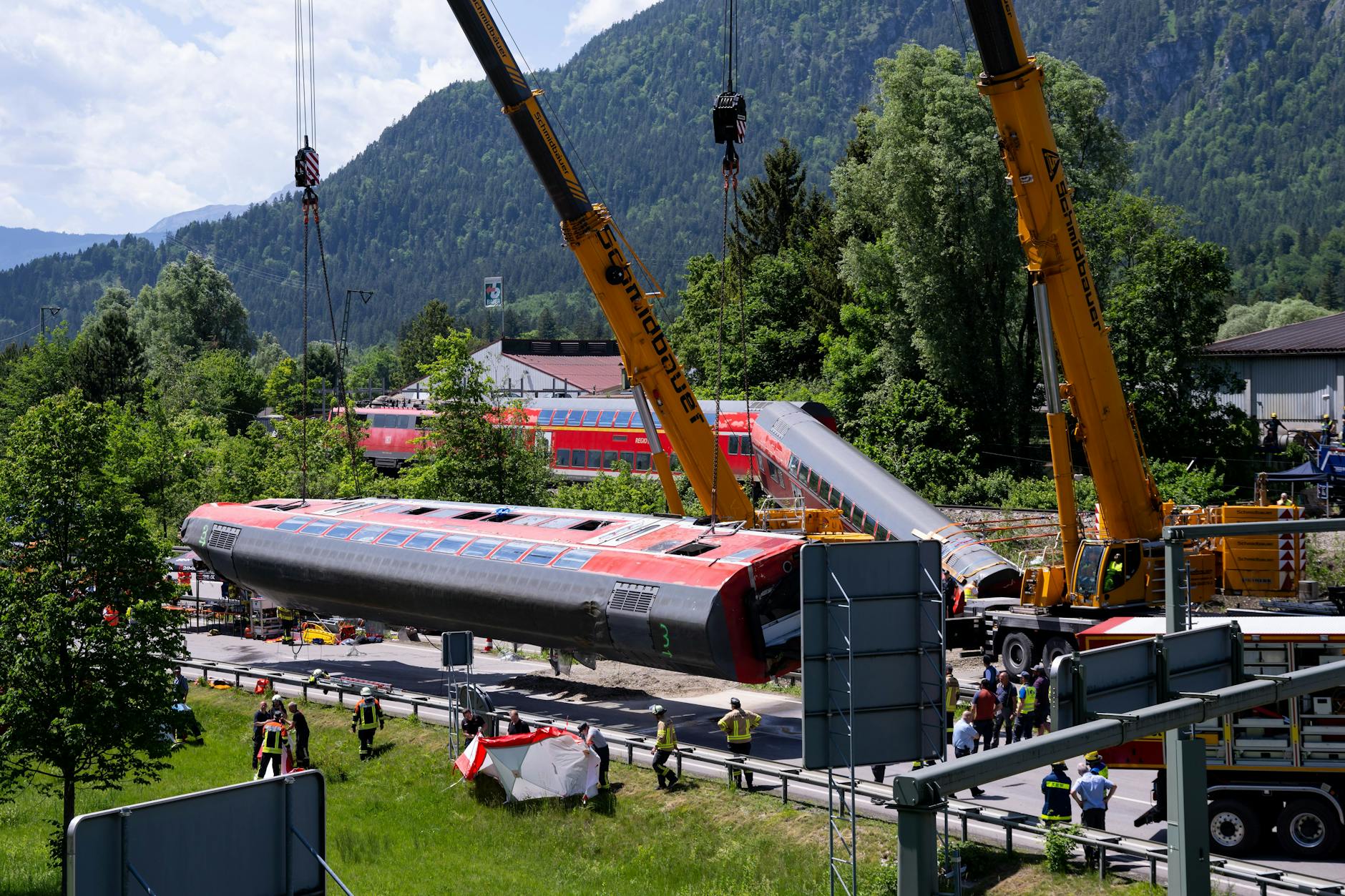 Rettungskräfte haben eine weitere Leiche unter den umgestürzten Waggons gefunden.