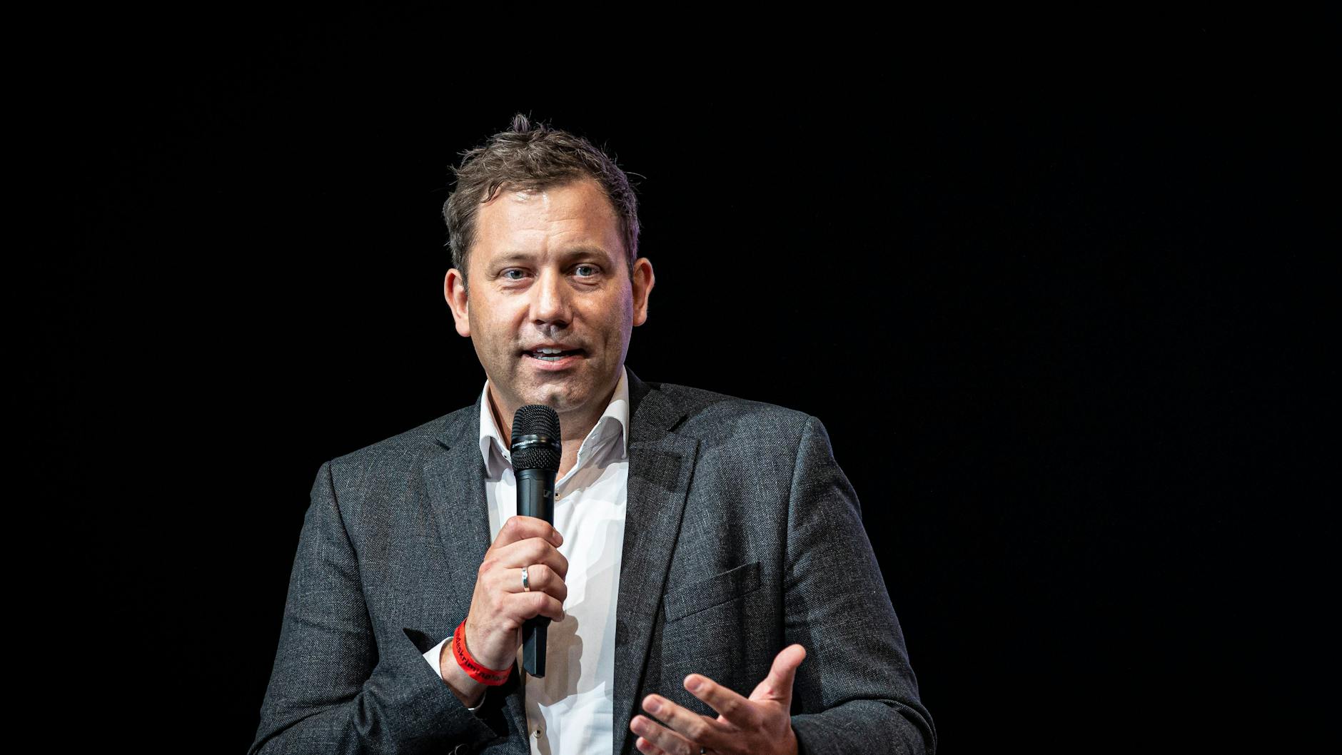 Der SPD-Vorsitzende Lars Klingbeil bringt die Idee einer Übergewinnsteuer ins Spiel.