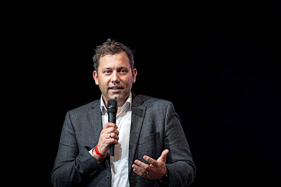 Der SPD-Vorsitzende Lars Klingbeil bringt die Idee einer Übergewinnsteuer ins Spiel.