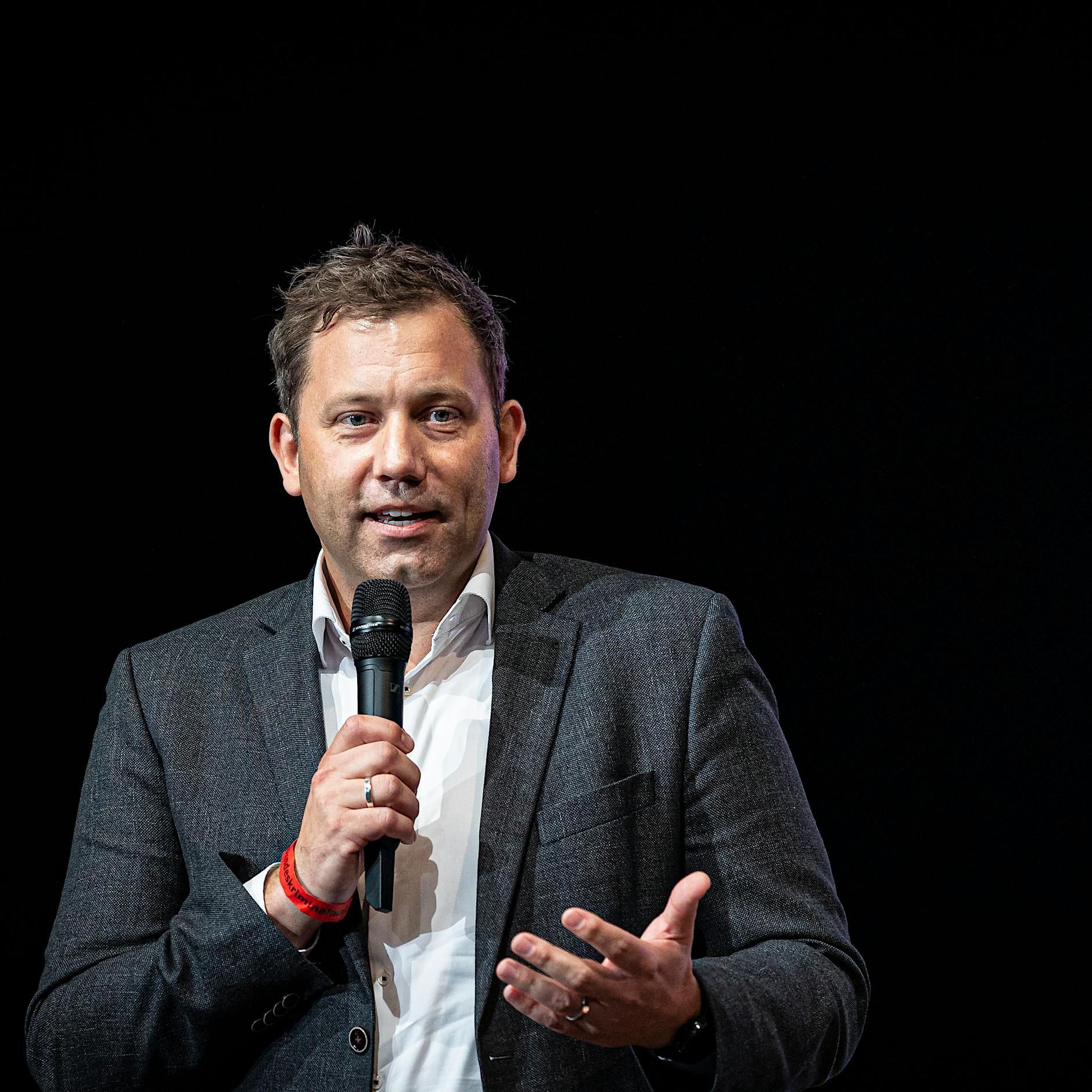 Mögliche Übergewinnsteuer: SPD-Chef Lars Klingbeil warnt Mineralölkonzerne