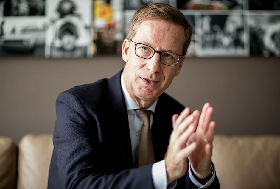 ARCHIV - 42-Stunden-Woche? Michael Hüther, Direktor des Instituts der deutschen Wirtschaft, hält das für eine gute Idee.  