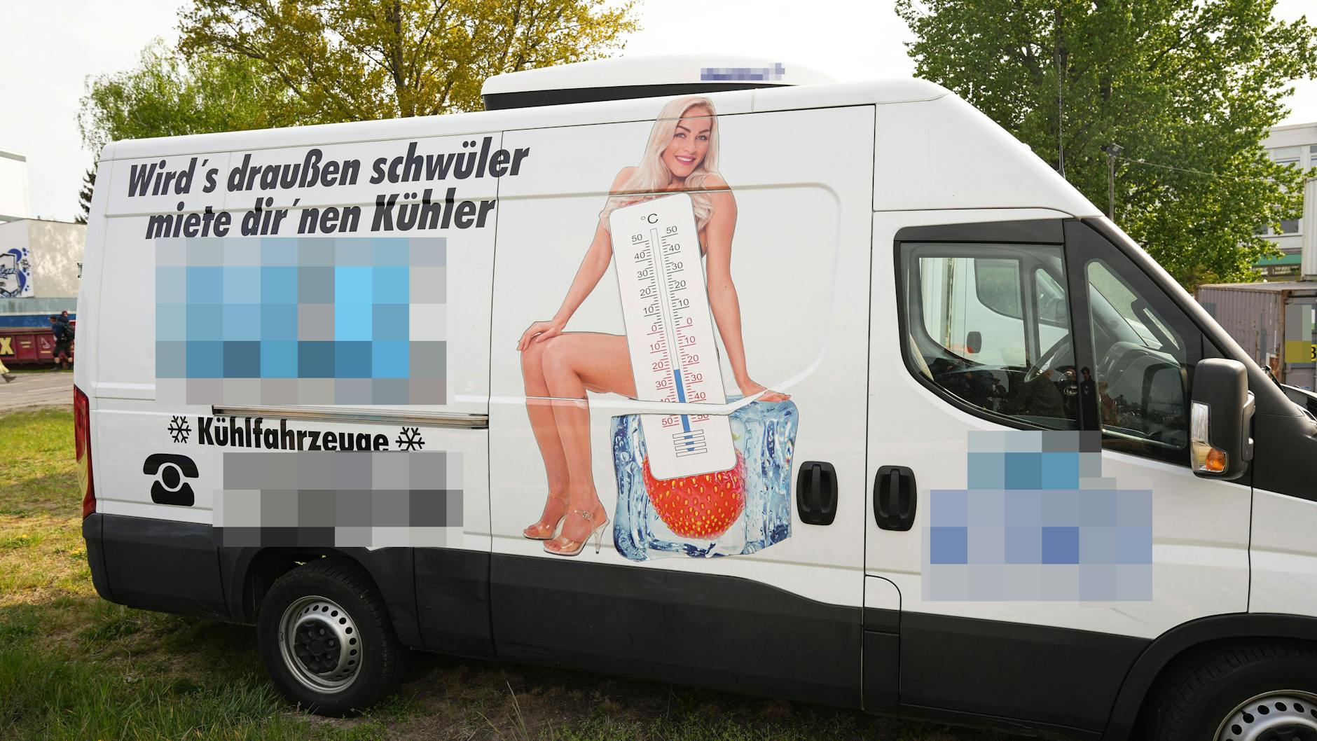 Sexistische Werbung, gesehen auf einen Transporter in Berlin.