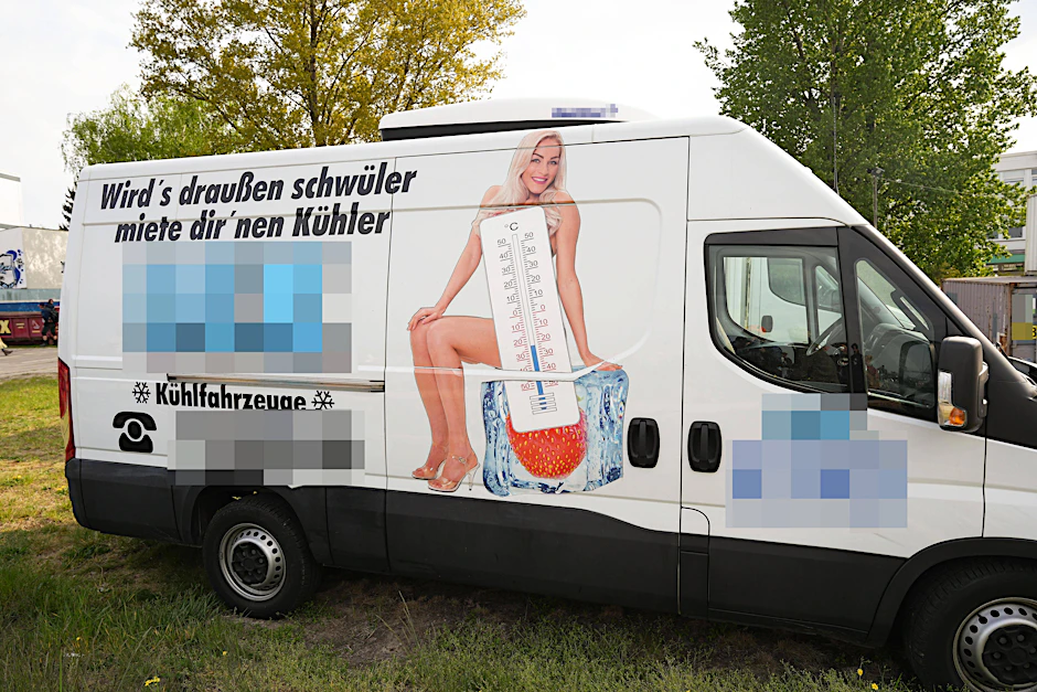 Sexistische Werbung, gesehen auf einen Transporter in Berlin.