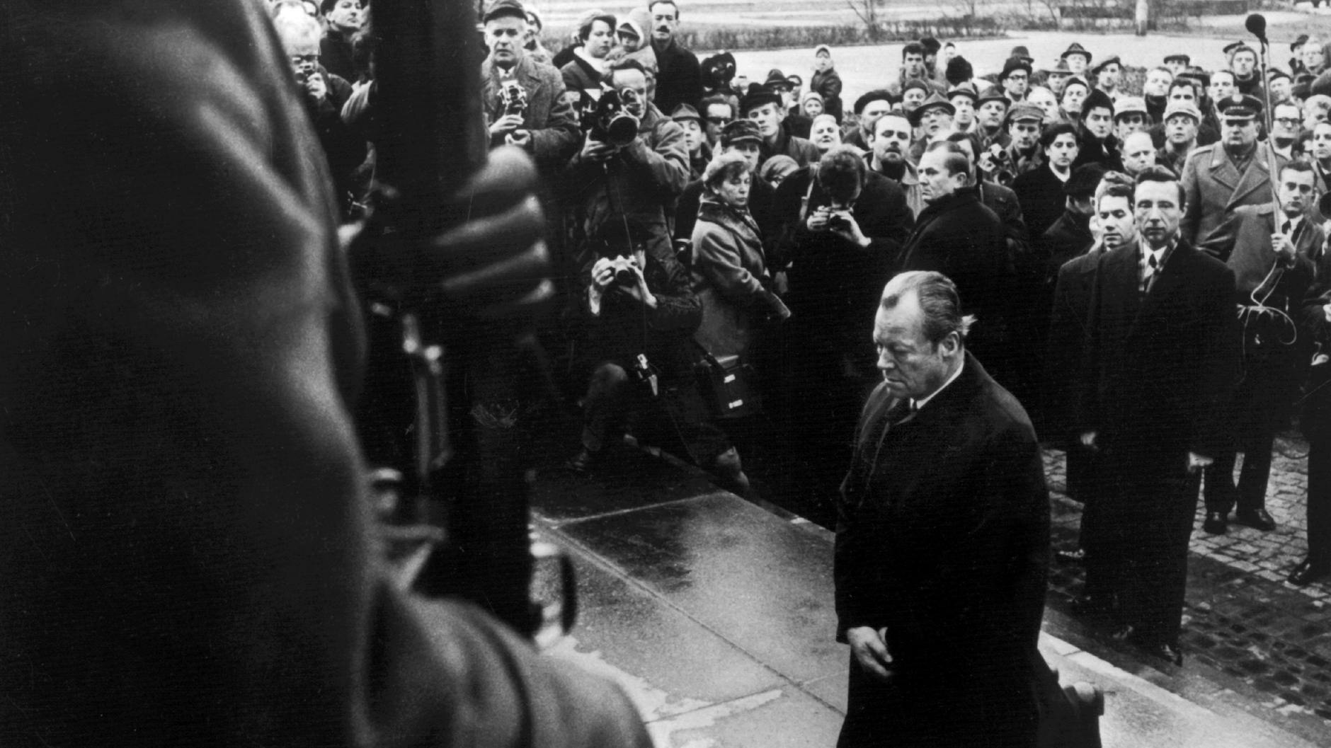 Bundeskanzler Willy Brandt kniet am 7. Dezember 1970 vor dem Mahnmal im einstigen jüdischen Ghetto in Warschau.