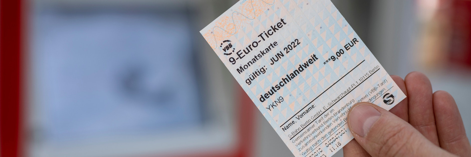 Viele Menschen nutzen das neue 9-Euro-Ticket - doch nicht bei allen stößt Bahnfahren auf Begeisterung.