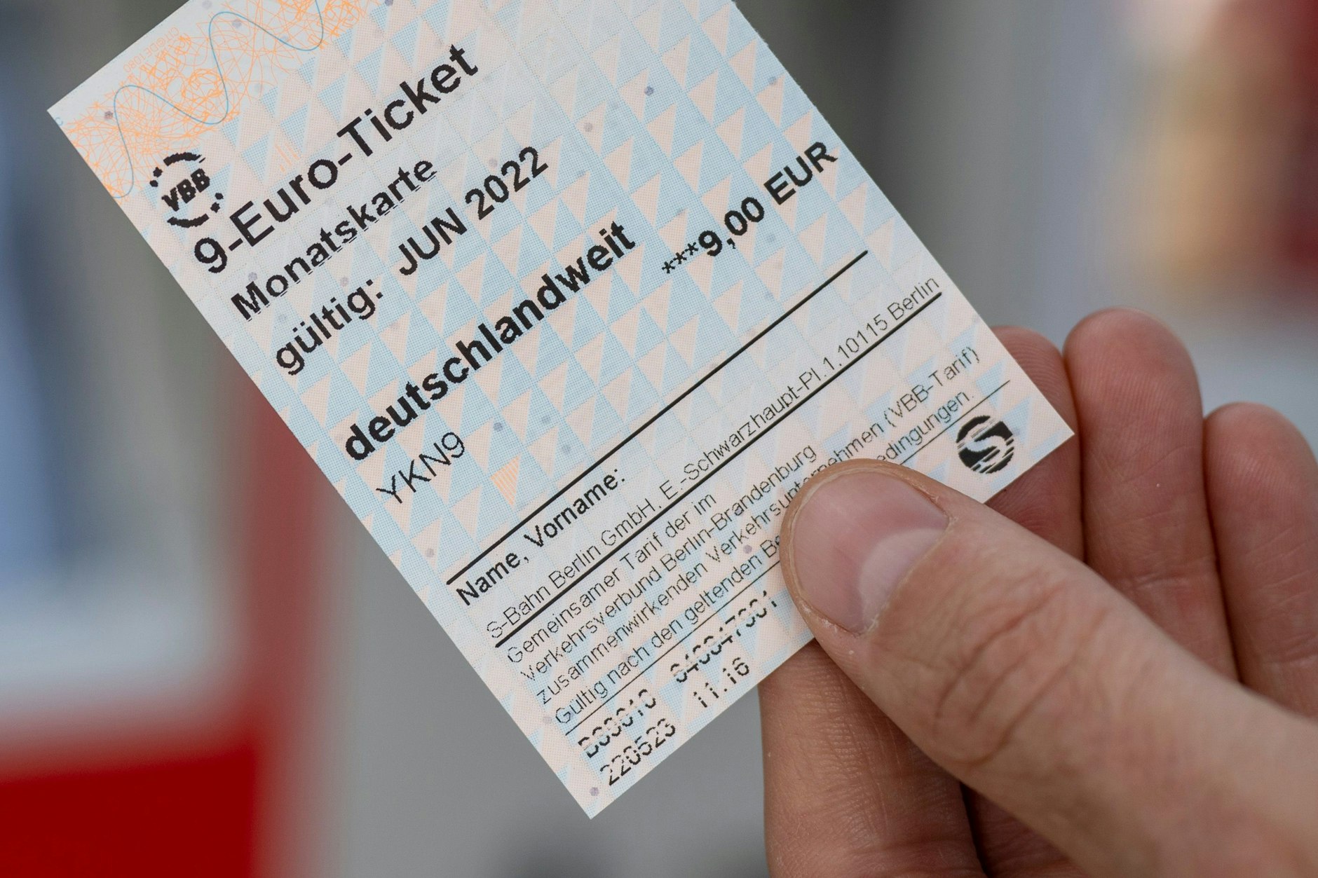 Viele Menschen nutzen das neue 9-Euro-Ticket - deshalb wird nun eine Verlängerung gefordert.