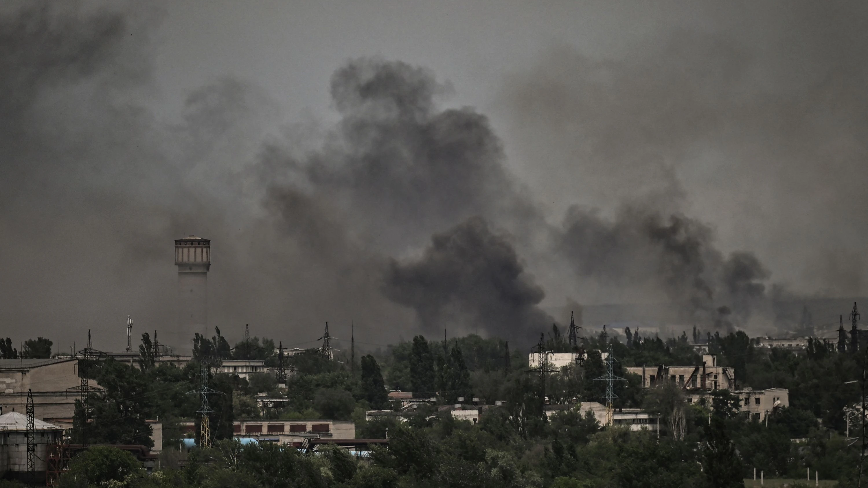 Rauch steigt über Sjewjerodonezk auf. Die Stadt im Gebiet Luhansk ist seit Wochen heftig umkämpft.