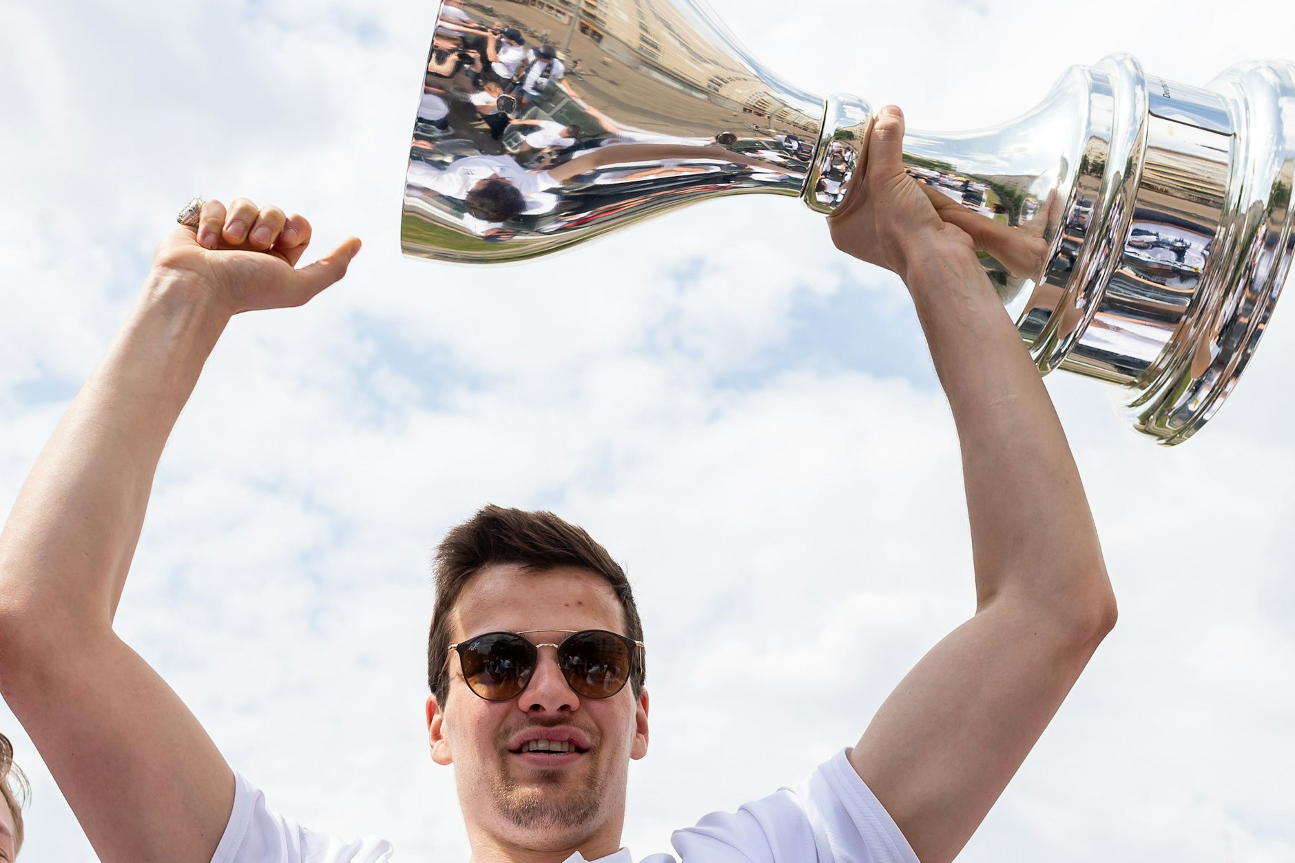 Eisbär Kai Wissmann stemmt während der Saisonabschlussfeier den Meisterpokal.