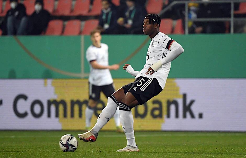 ARCHIV - Gilt beim VfL Bochum als Verkaufskandidat: Armel Bella Kotchap.  