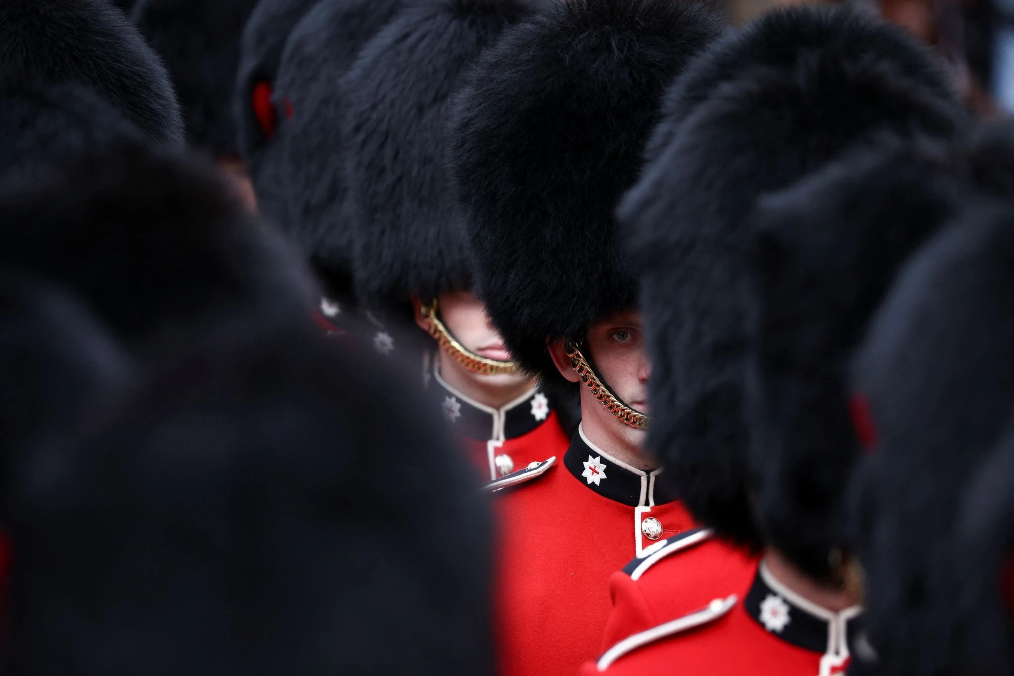 Mitglieder der Coldstream Guards stehen vor der St. Paul
